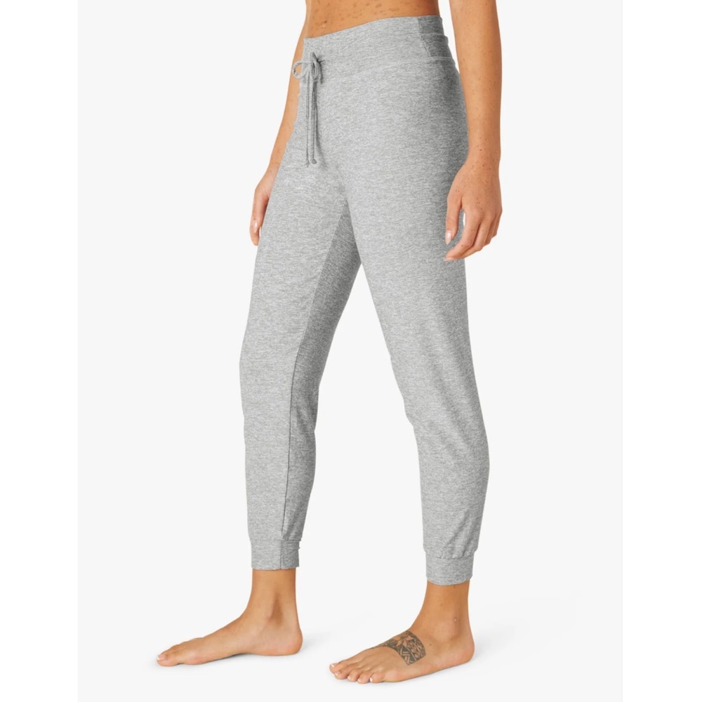 Beyond Yoga Featherweight Lounge Around Midi Jogger-Silver Mist- Size Small